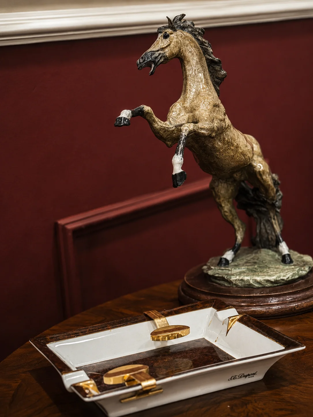 Escultura de cavalo em detalhe decorativo do escritório